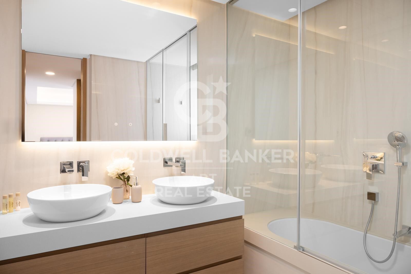 Appartement de Luxe en Bord de Mer avec Vue Panoramique sur la Méditerranée