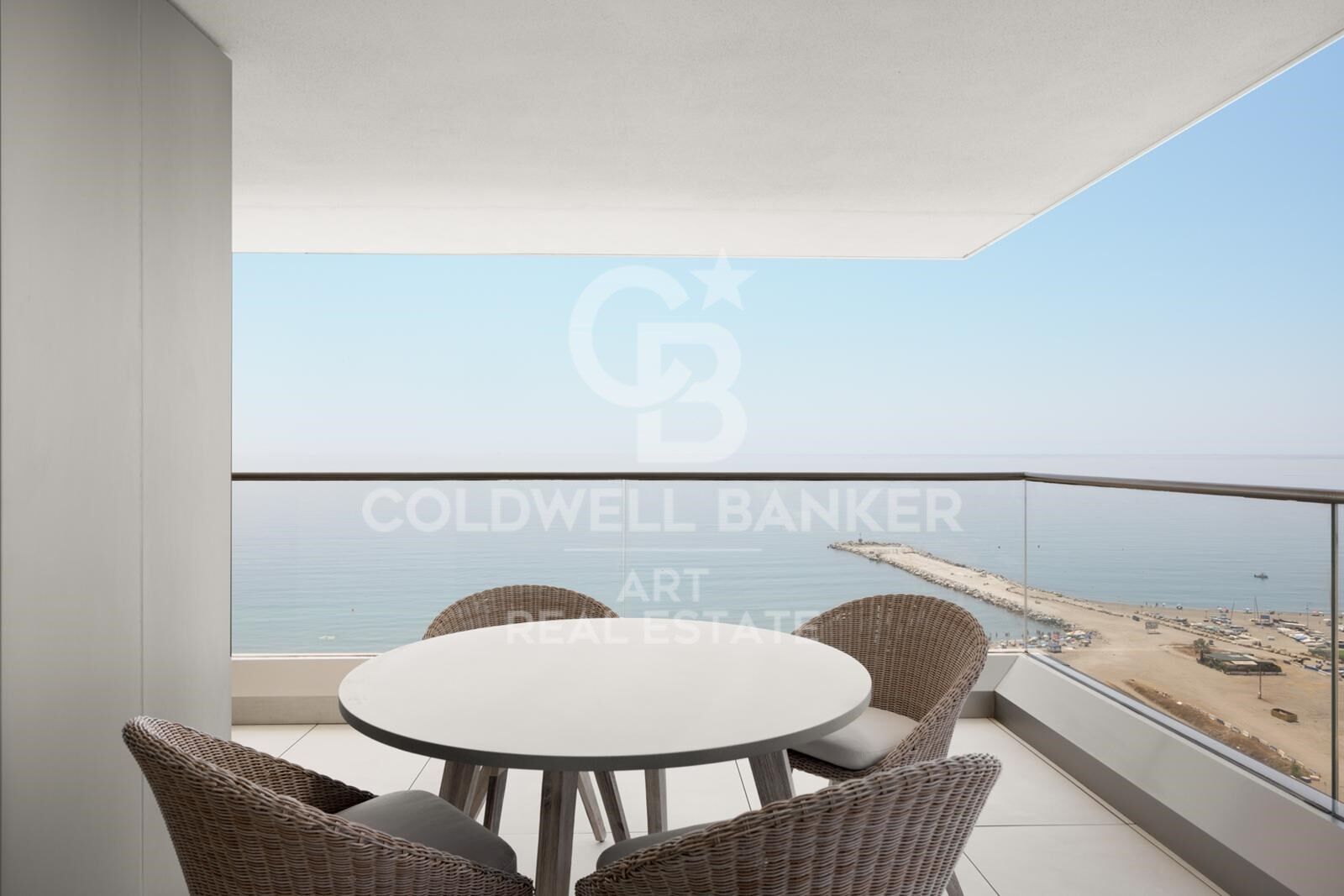 Appartement de Luxe en Bord de Mer avec Vue Panoramique sur la Méditerranée