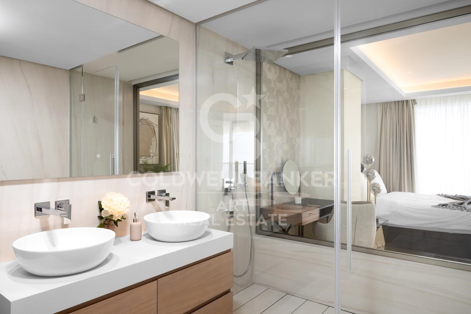 Appartement de Luxe en Bord de Mer avec Vue Panoramique sur la Méditerranée