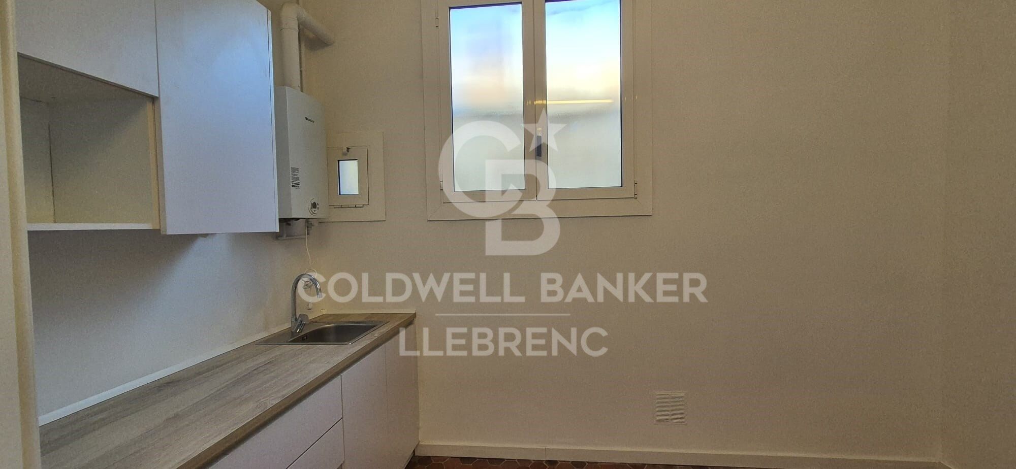 Wonderful office with modernist touches for rent on Calle Bailén