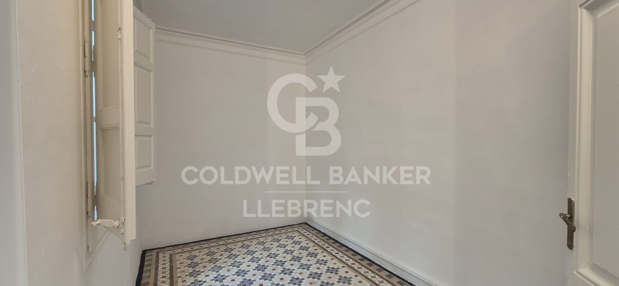 Wonderful office with modernist touches for rent on Calle Bailén