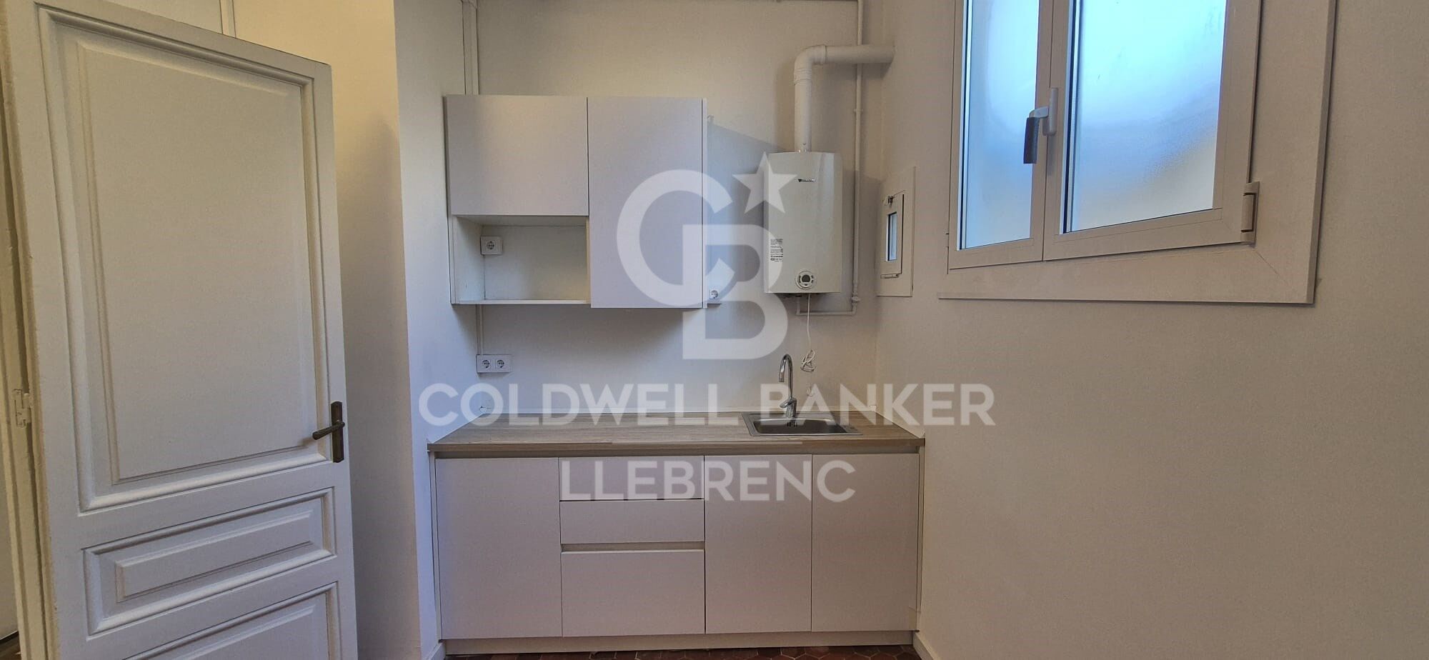 Wonderful office with modernist touches for rent on Calle Bailén
