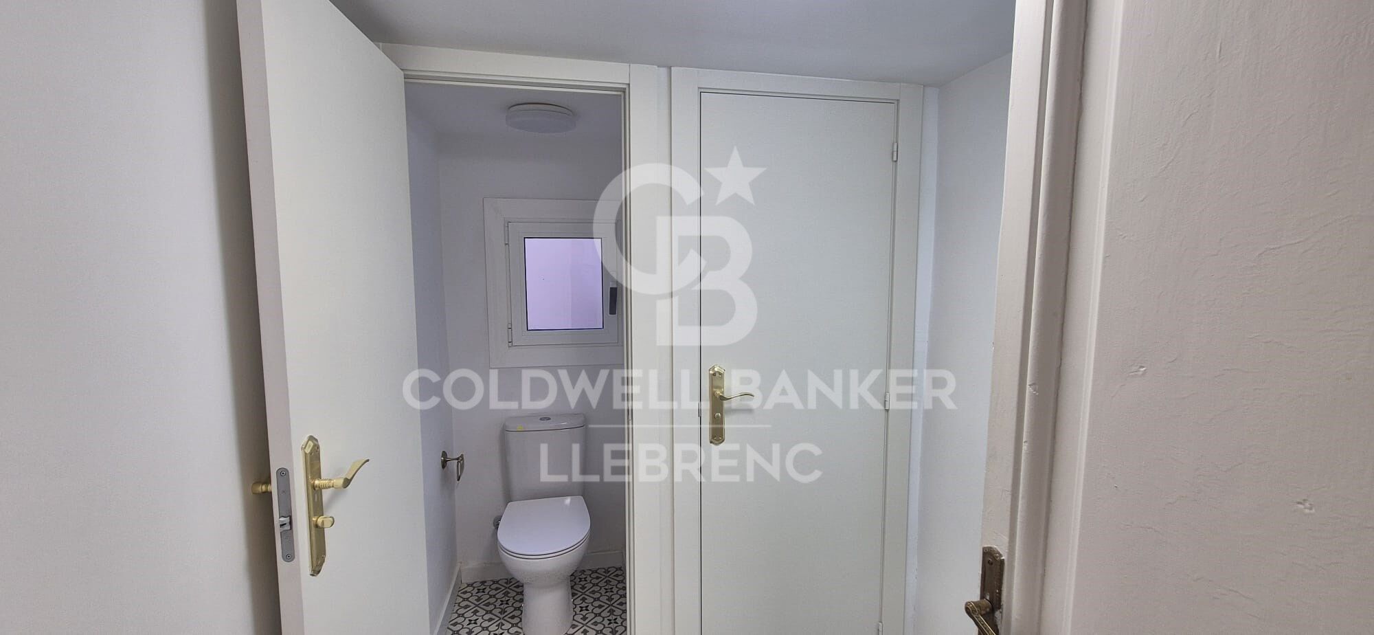 Wonderful office with modernist touches for rent on Calle Bailén