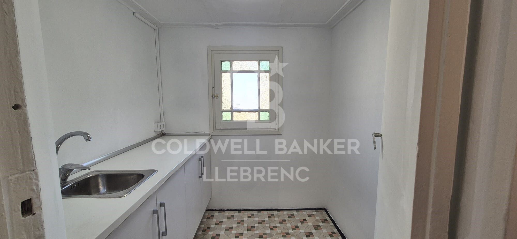 Wonderful office with modernist touches for rent on Calle Bailén