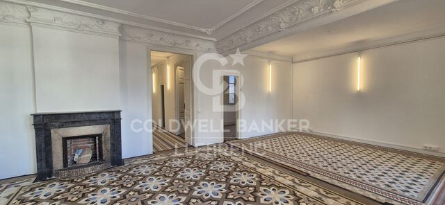 Wonderful office with modernist touches for rent on Calle Bailén