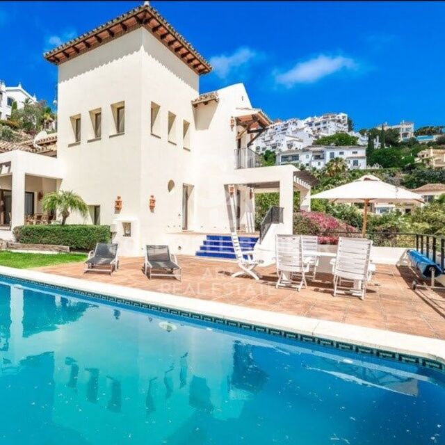 Charmante Villa - eine seltene Gelegenheit im Los Arqueros Golf, Benahavís