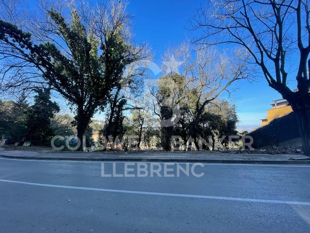Spacious land for sale in Can Cortés.