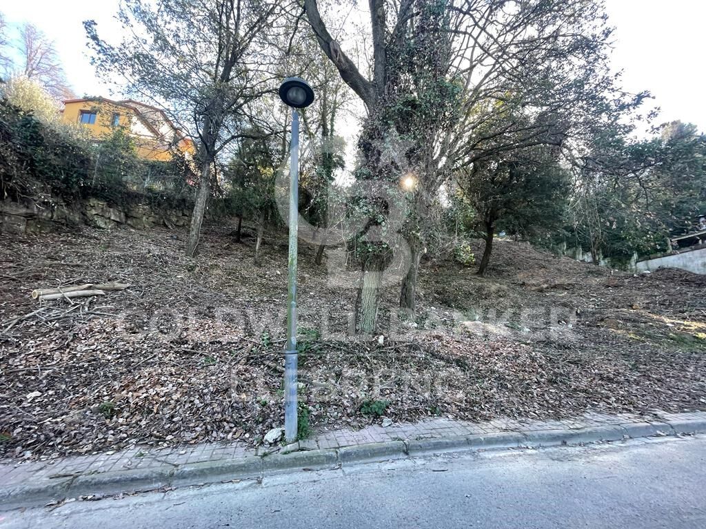 Spacious land for sale in Can Cortés.