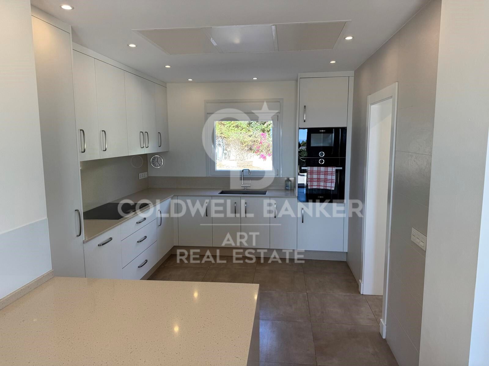 Elegant Mediterranean home with panoramic sea views in Puerto Romano, Estepona