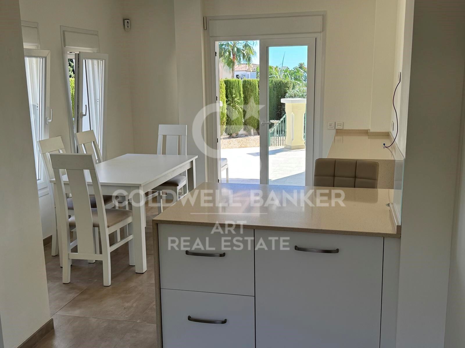 Elegante Hogar Mediterráneo con Vistas Panorámicas al Mar en Puerto Romano, Estepona