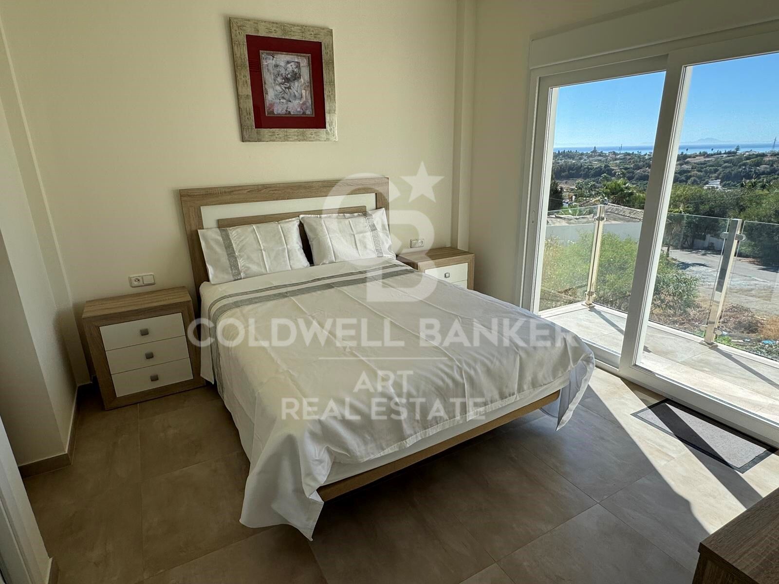 Elegante Hogar Mediterráneo con Vistas Panorámicas al Mar en Puerto Romano, Estepona