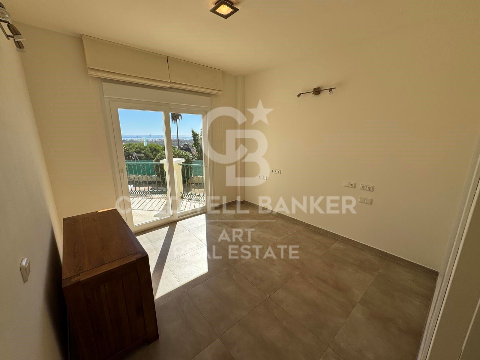 Elegante Hogar Mediterráneo con Vistas Panorámicas al Mar en Puerto Romano, Estepona