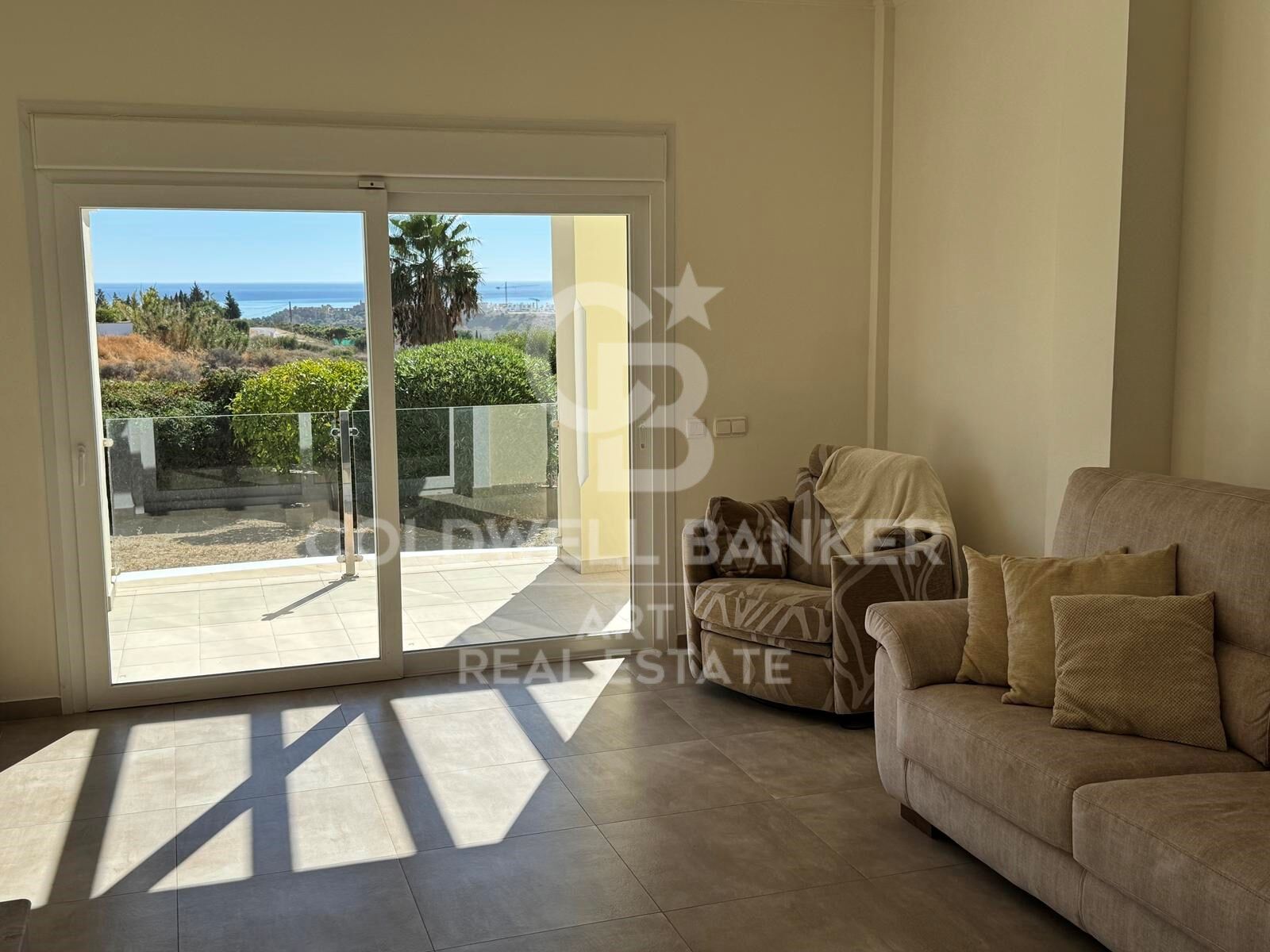 Elegante Hogar Mediterráneo con Vistas Panorámicas al Mar en Puerto Romano, Estepona