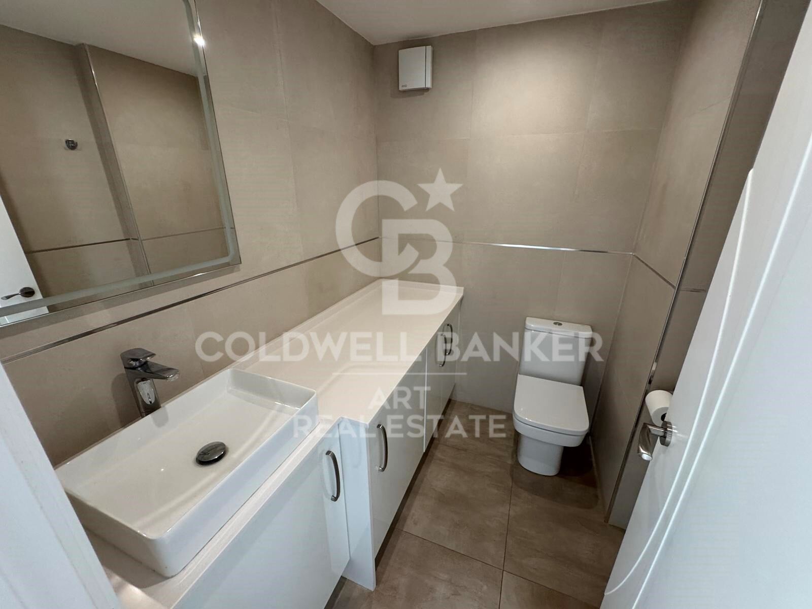 Elegante Hogar Mediterráneo con Vistas Panorámicas al Mar en Puerto Romano, Estepona