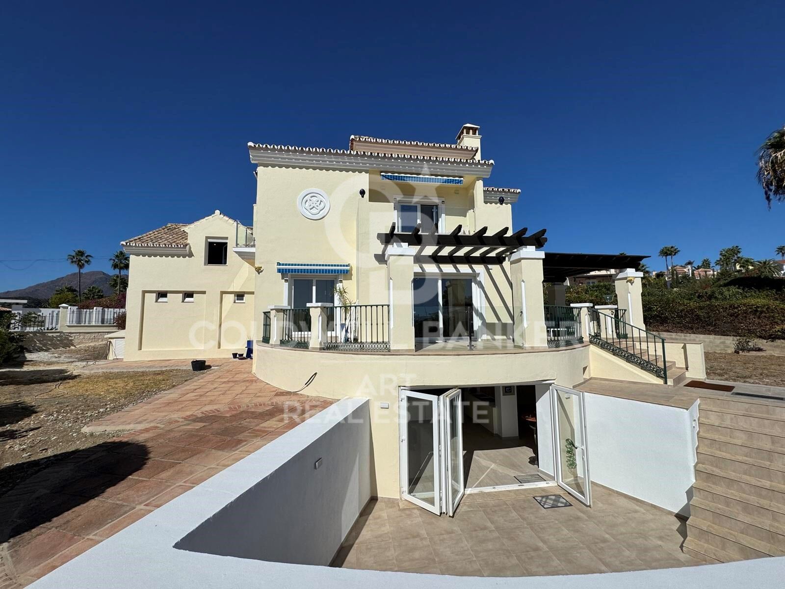 Elegante Hogar Mediterráneo con Vistas Panorámicas al Mar en Puerto Romano, Estepona