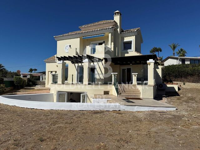 Elegante Mittelmeervilla mit Panoramablick in Puerto Romano, Estepona