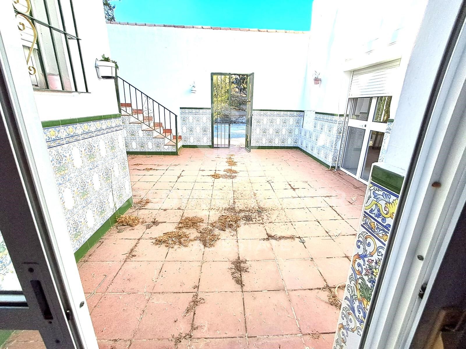 Investment potential: villa to reform or rebuild in El Paraíso Medio, Estepona