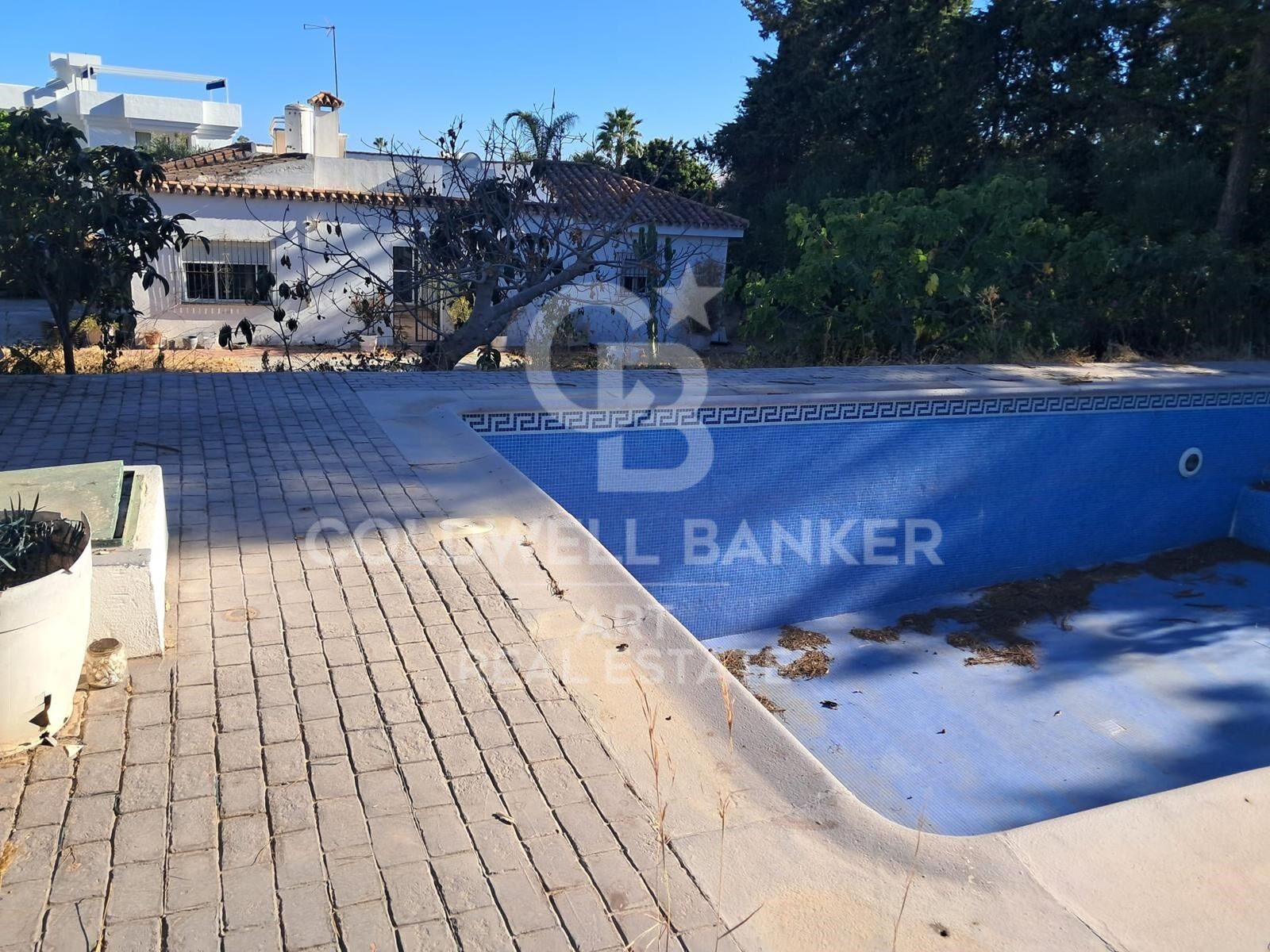 Investment potential: villa to reform or rebuild in El Paraíso Medio, Estepona