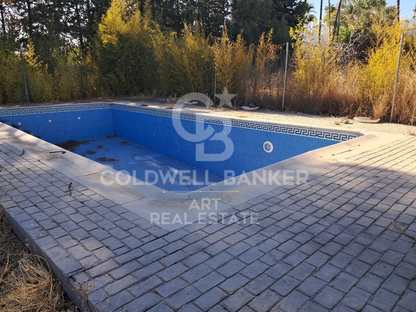 Investment potential: villa to reform or rebuild in El Paraíso Medio, Estepona