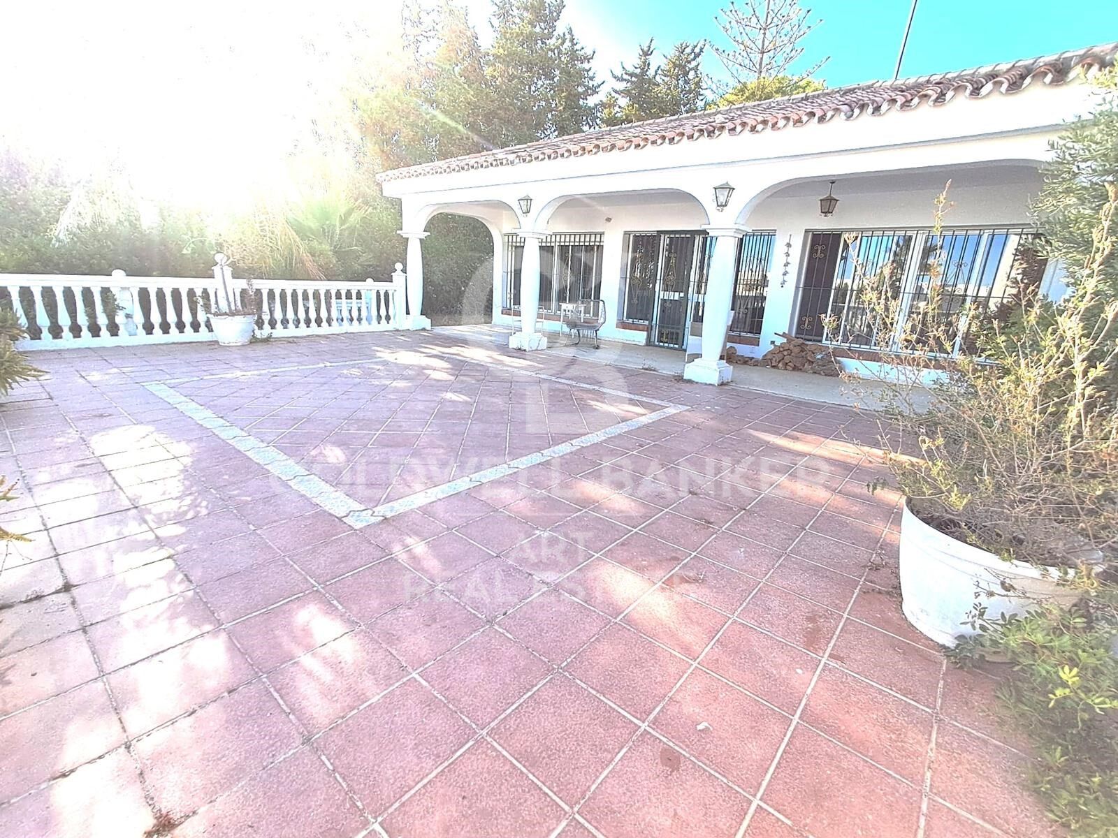 Investment potential: villa to reform or rebuild in El Paraíso Medio, Estepona