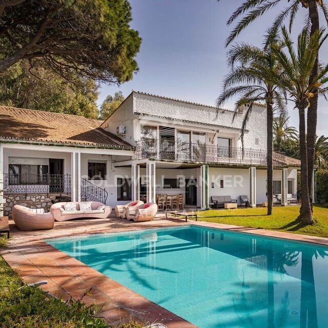 Luxe intemporel : villa exclusive en bord de mer à Los Monteros, Marbella