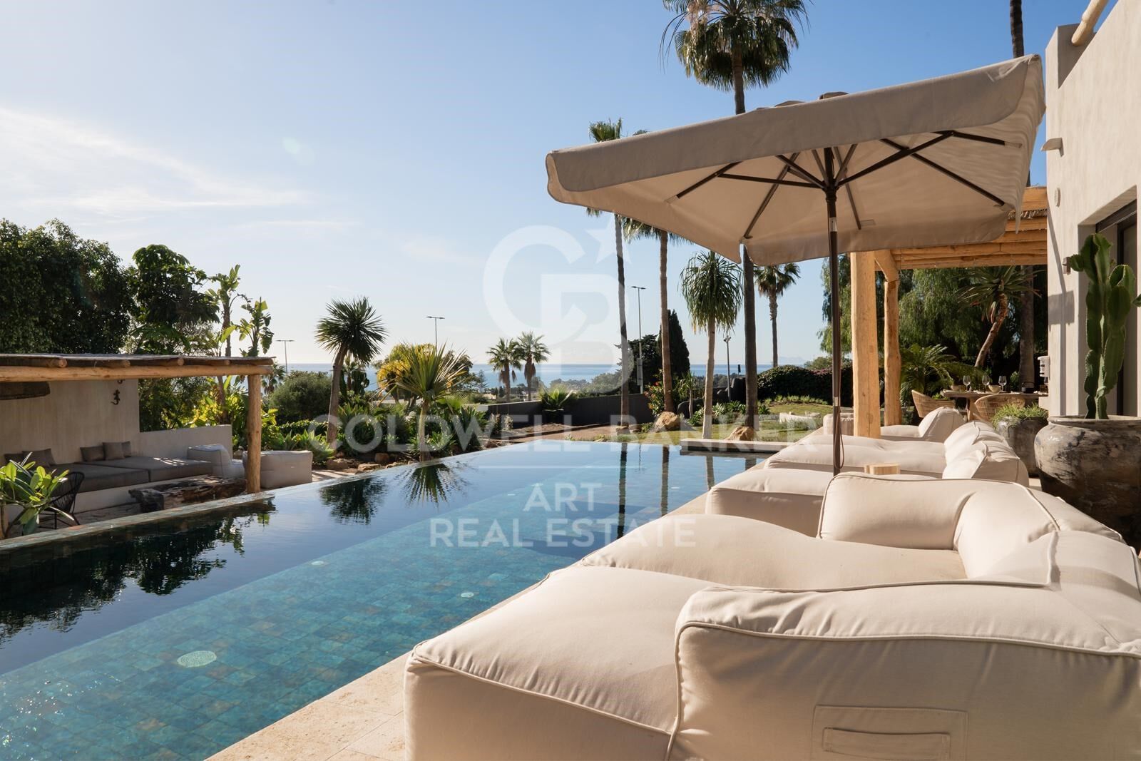 Fusión de culturas: villa excepcional con vistas al mar en Selwo, Estepona