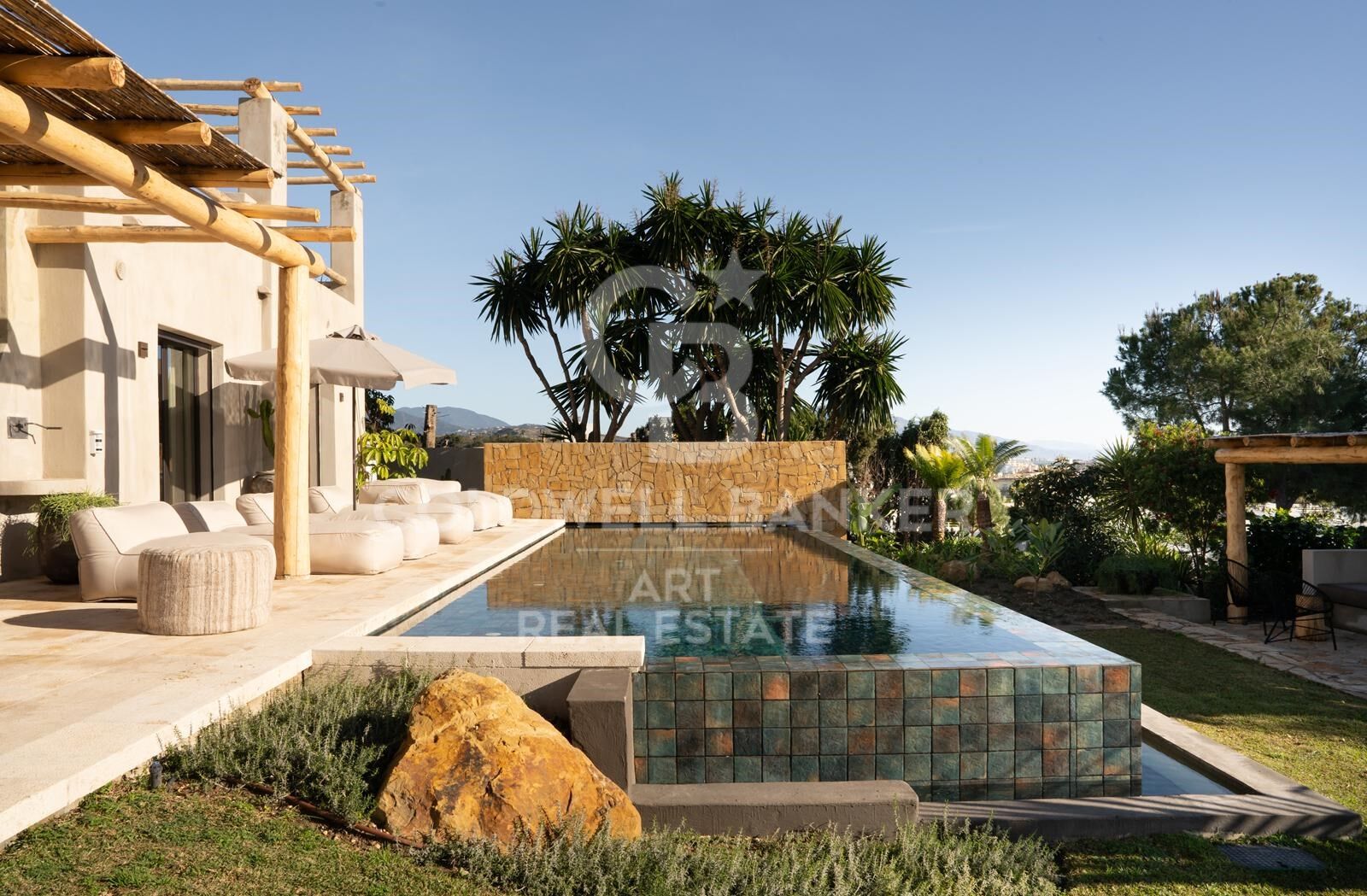 Fusión de culturas: villa excepcional con vistas al mar en Selwo, Estepona