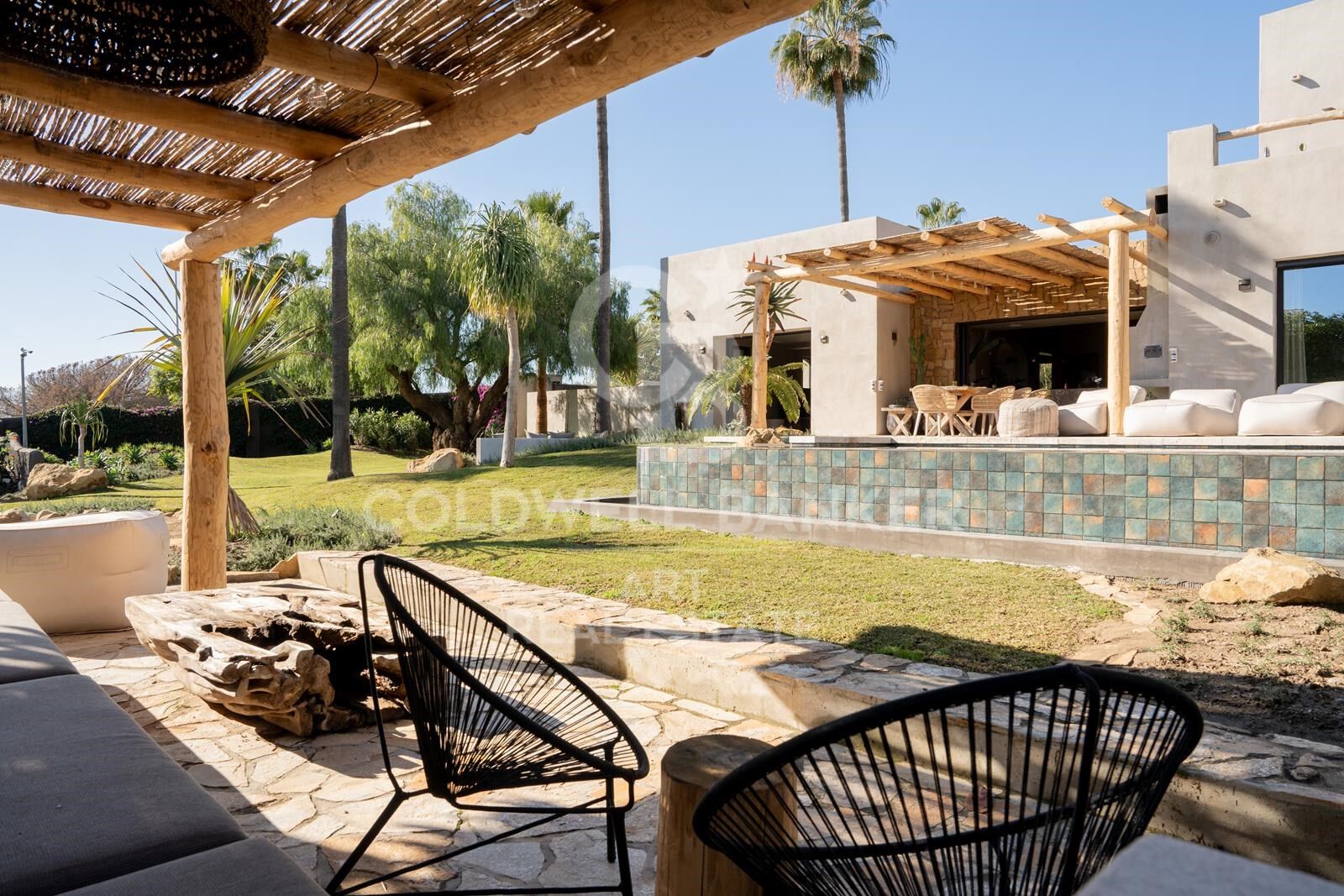 Fusión de culturas: villa excepcional con vistas al mar en Selwo, Estepona