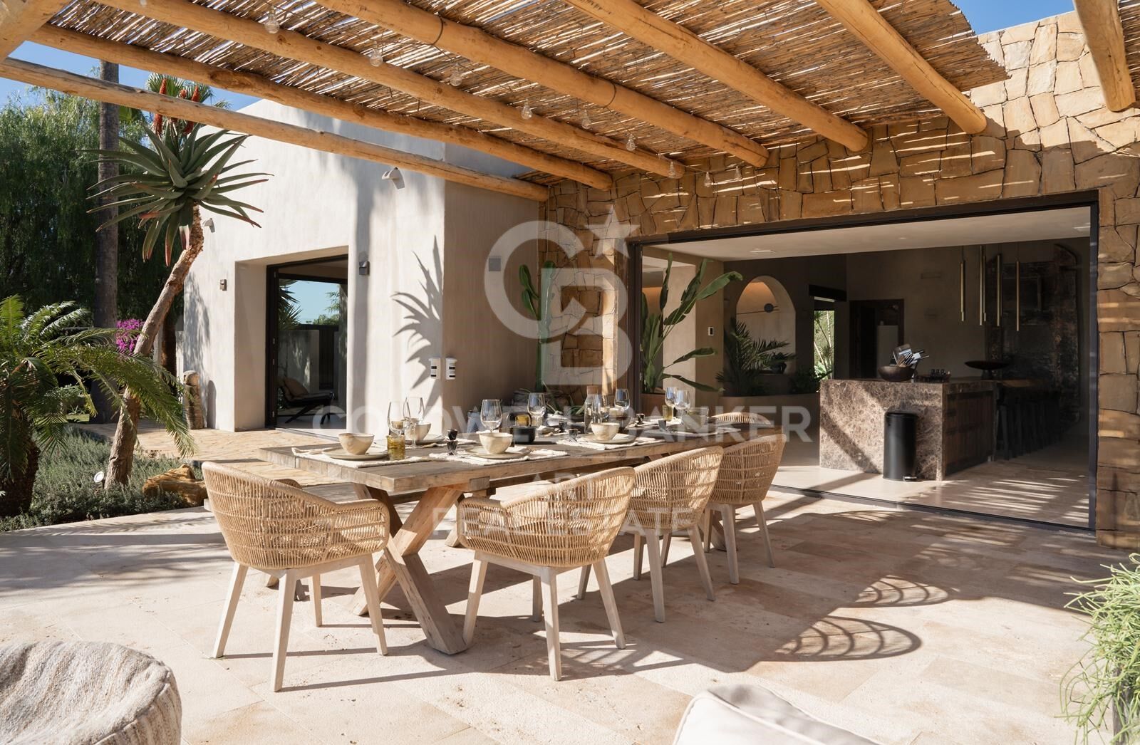 Fusión de culturas: villa excepcional con vistas al mar en Selwo, Estepona