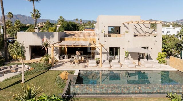 A fusion of cultures: exceptional sea-view villa in Selwo, Estepona
