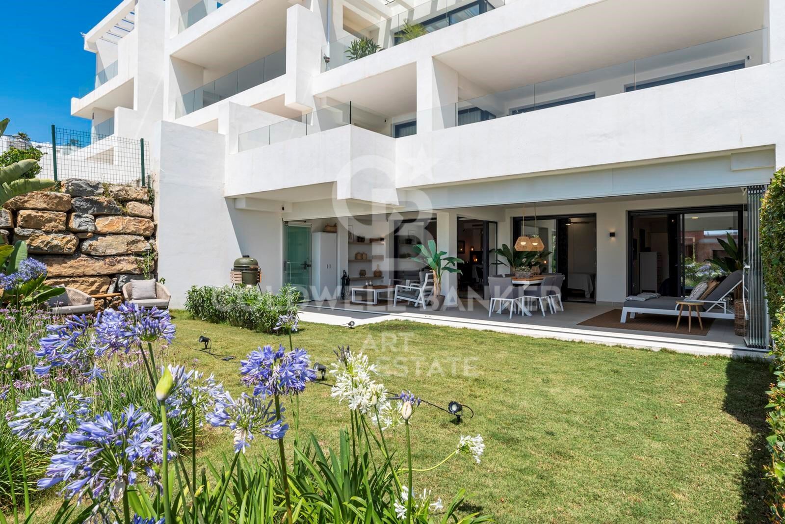 Elegant modern apartment with private garden in Mirador del Golf, Estepona
