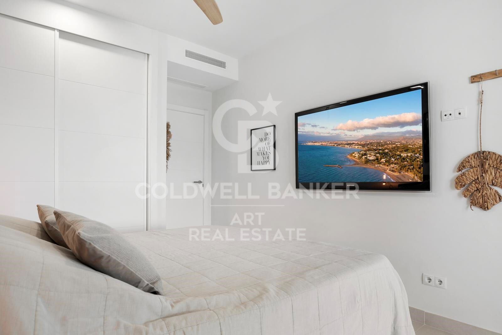 Elegant modern apartment with private garden in Mirador del Golf, Estepona