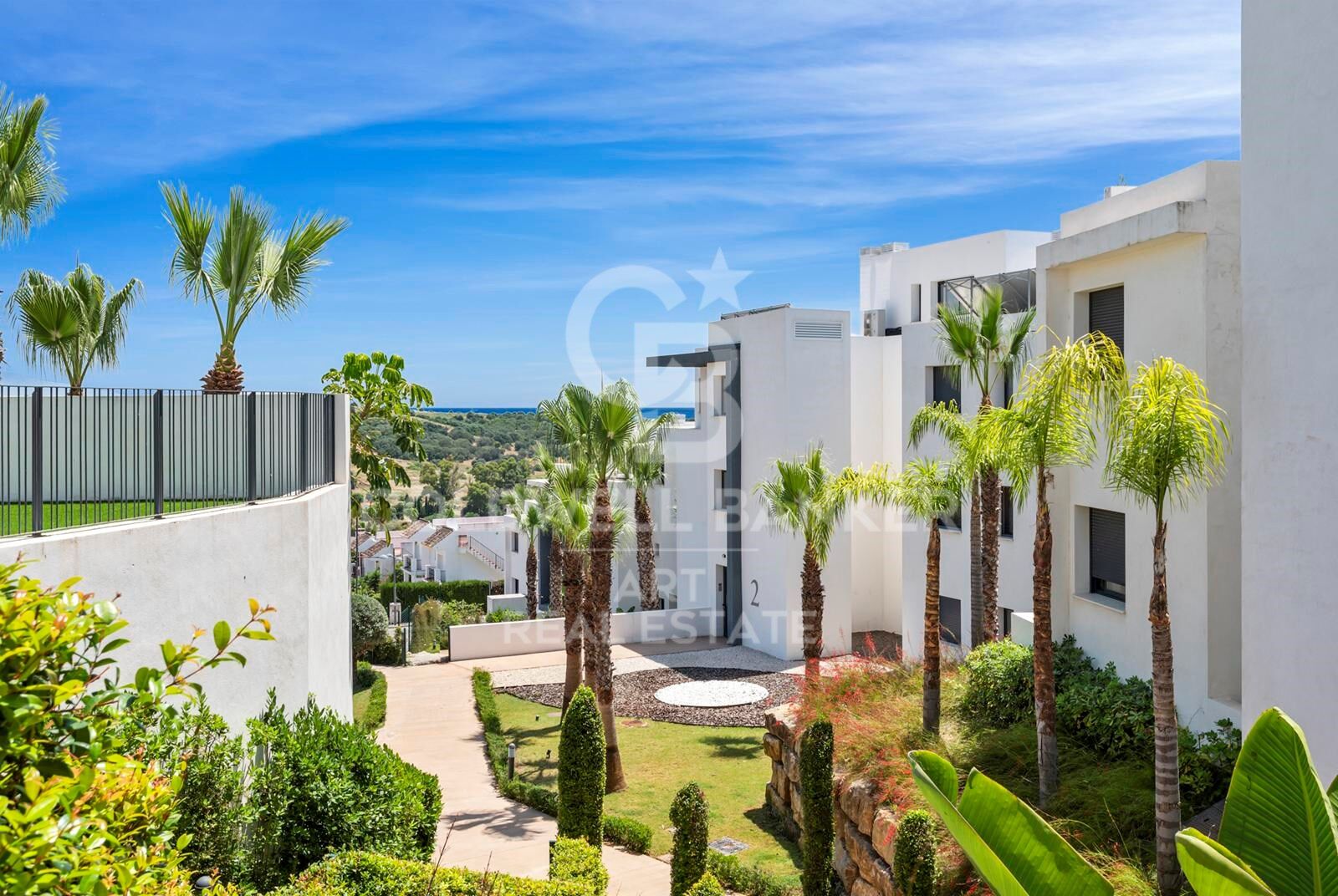 Elegant modern apartment with private garden in Mirador del Golf, Estepona