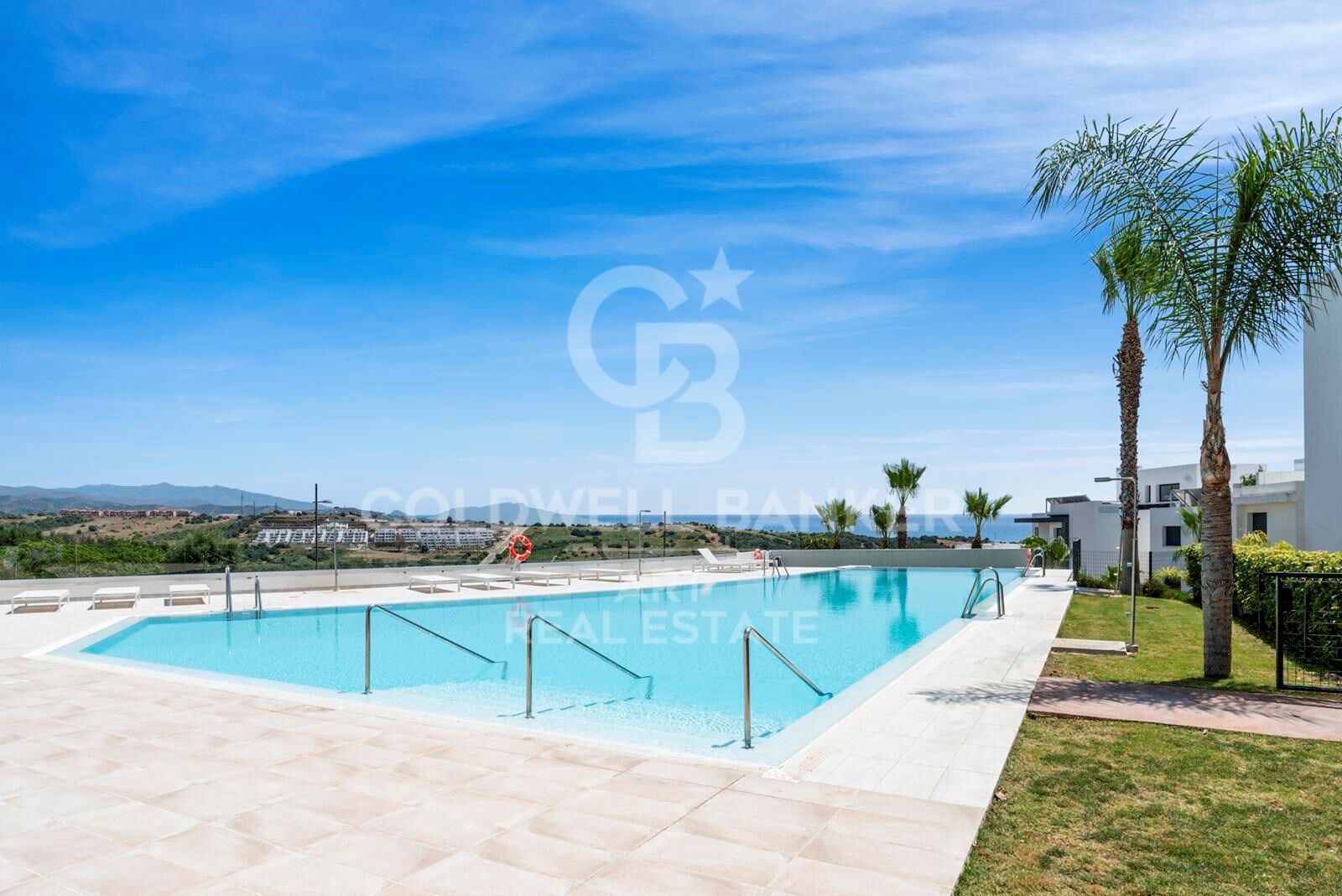 Elegant modern apartment with private garden in Mirador del Golf, Estepona