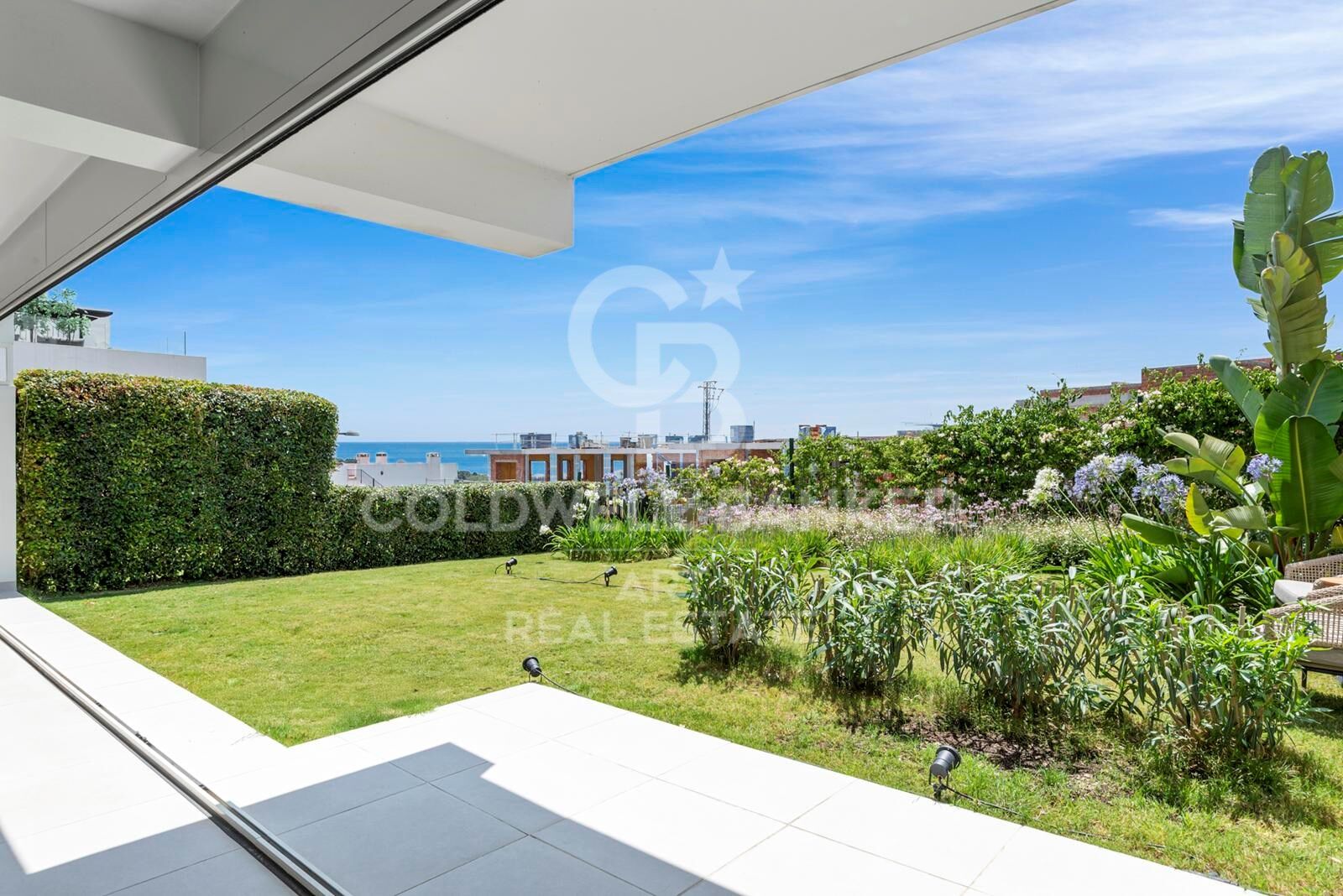 Elegant modern apartment with private garden in Mirador del Golf, Estepona