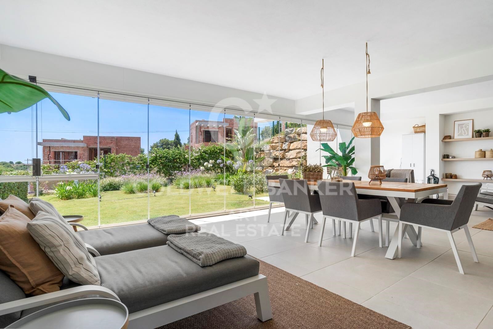 Elegant modern apartment with private garden in Mirador del Golf, Estepona