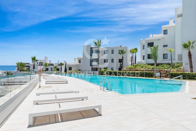 Elegant modern apartment with private garden in Mirador del Golf, Estepona