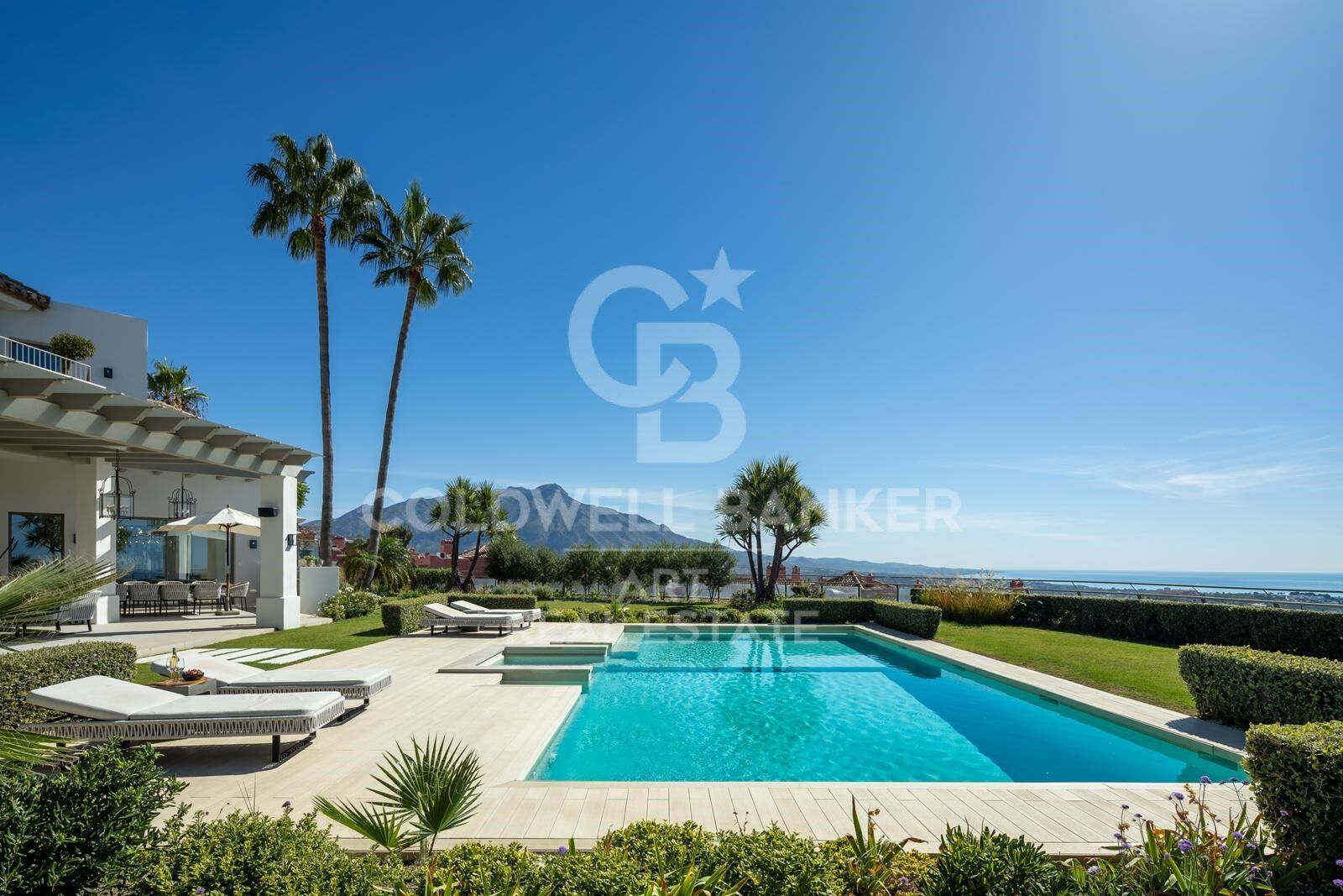 Elegant Andalusian-style villa with modern luxury in Monte Halcones, Benahavís