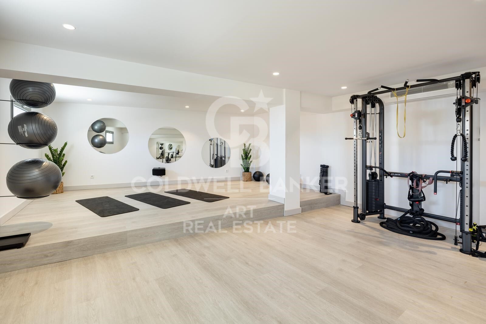 Elegant Andalusian-style villa with modern luxury in Monte Halcones, Benahavís