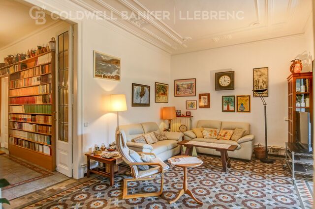 Wonderful apartment for sale in Portaferrissa street with the possibility of using it as both a home and an office