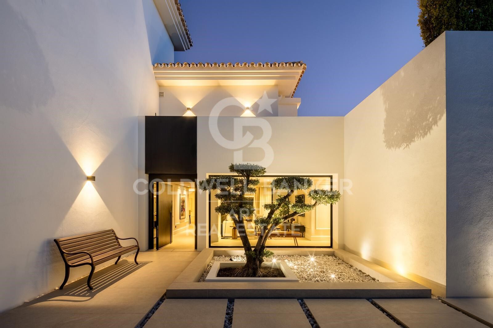 Elegant contemporary villa in the heart of Nueva Andalucía, Marbella