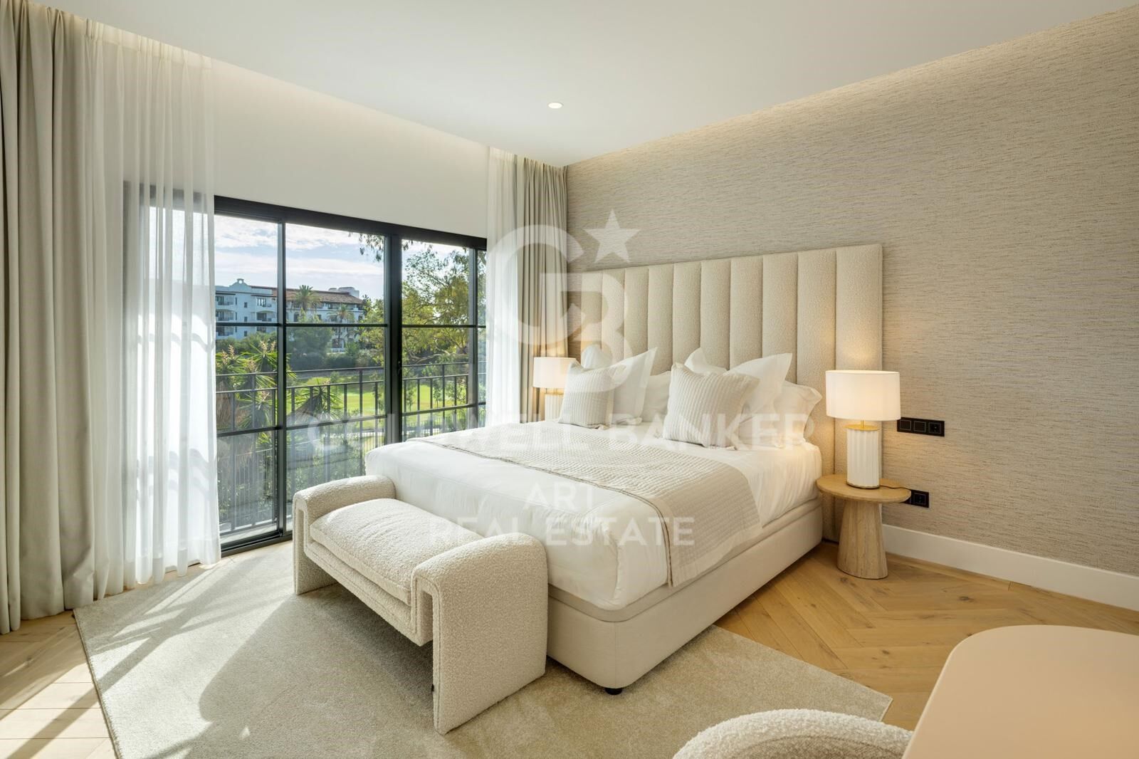 Villa contemporánea andaluza con vistas panorámicas en El Herrojo Alto, Benahavís