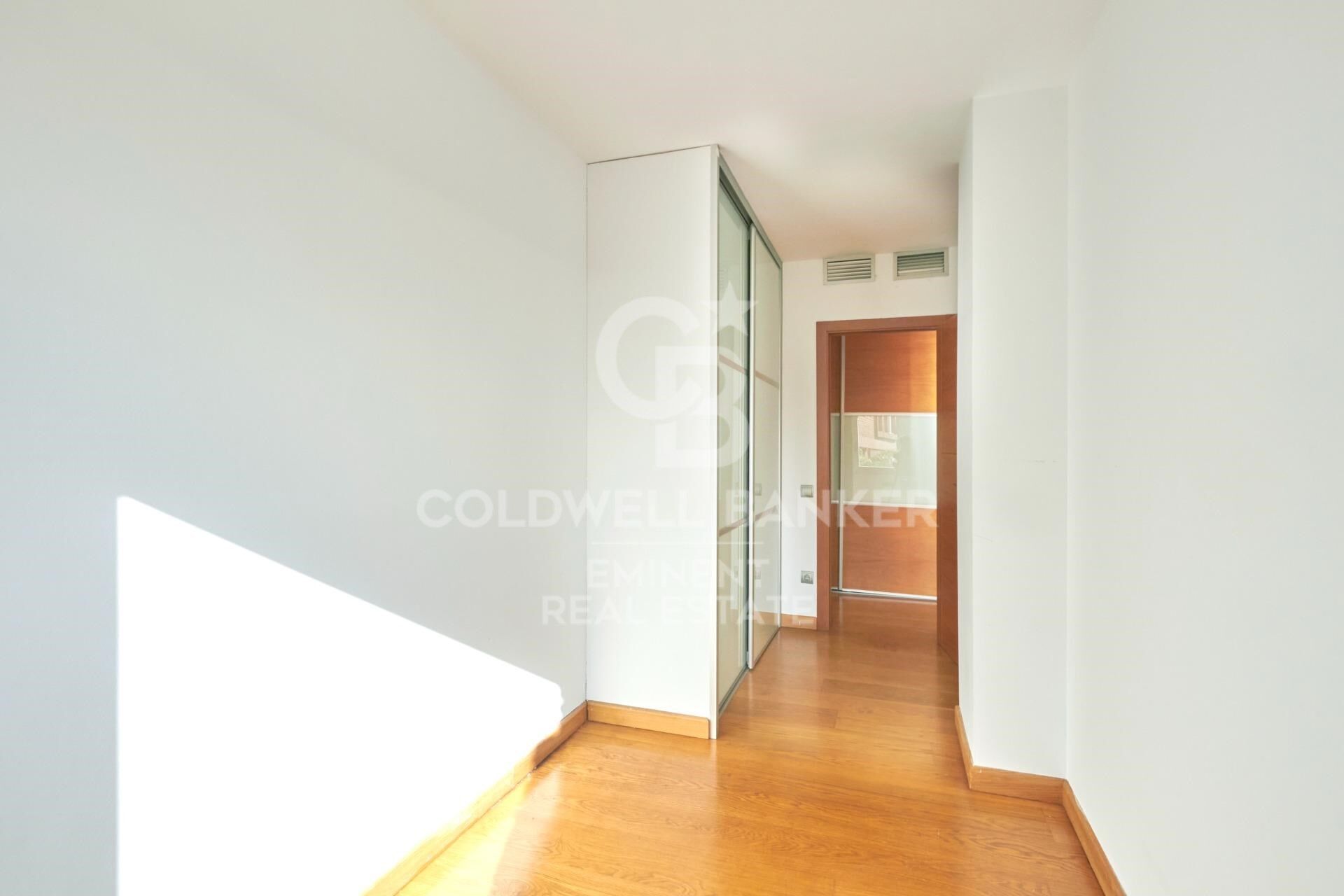 Bright and Peaceful Living in Vallcarca, Next to Collserola
