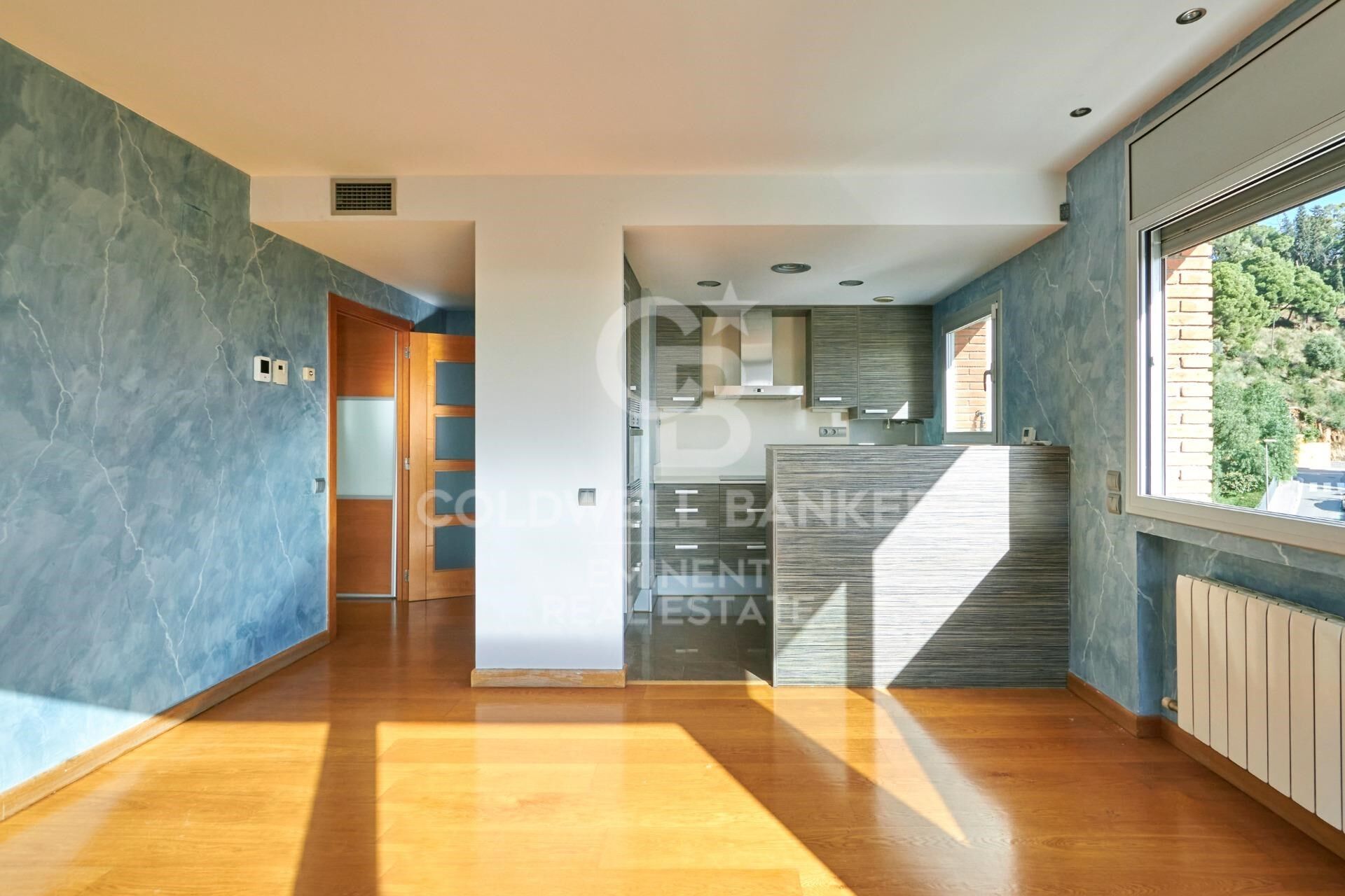 Bright and Peaceful Living in Vallcarca, Next to Collserola