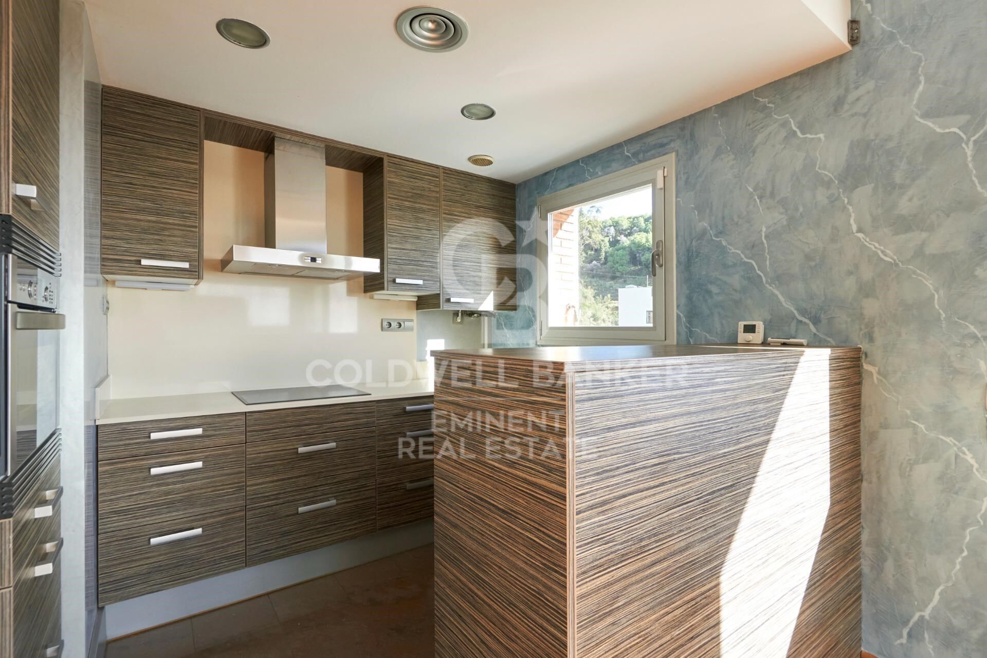 Bright and Peaceful Living in Vallcarca, Next to Collserola
