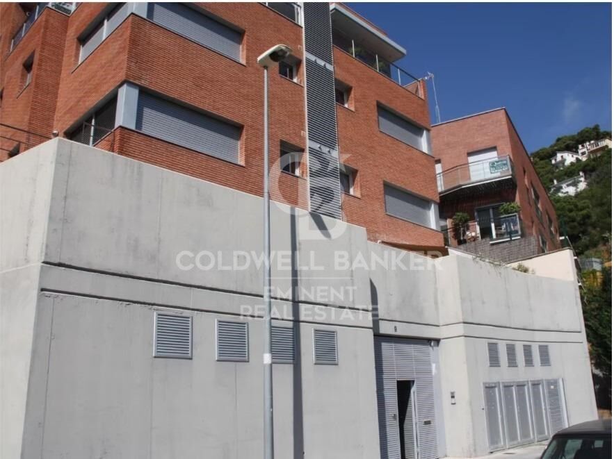 Bright and Peaceful Living in Vallcarca, Next to Collserola