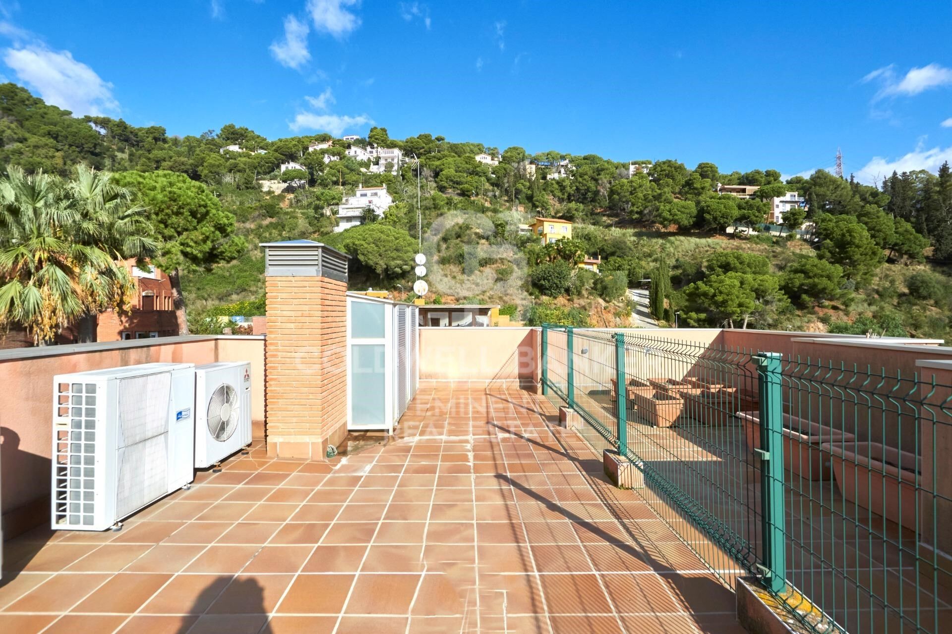 Bright and Peaceful Living in Vallcarca, Next to Collserola