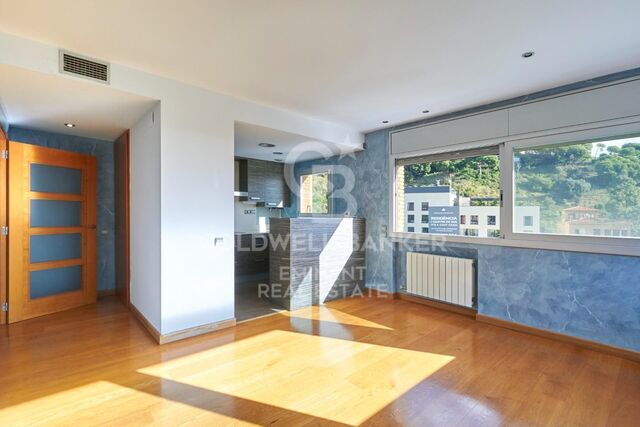 Bright and Peaceful Living in Vallcarca, Next to Collserola