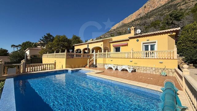 Villa exclusiva en Montgó con vistas panorámicas y piscina climatizada