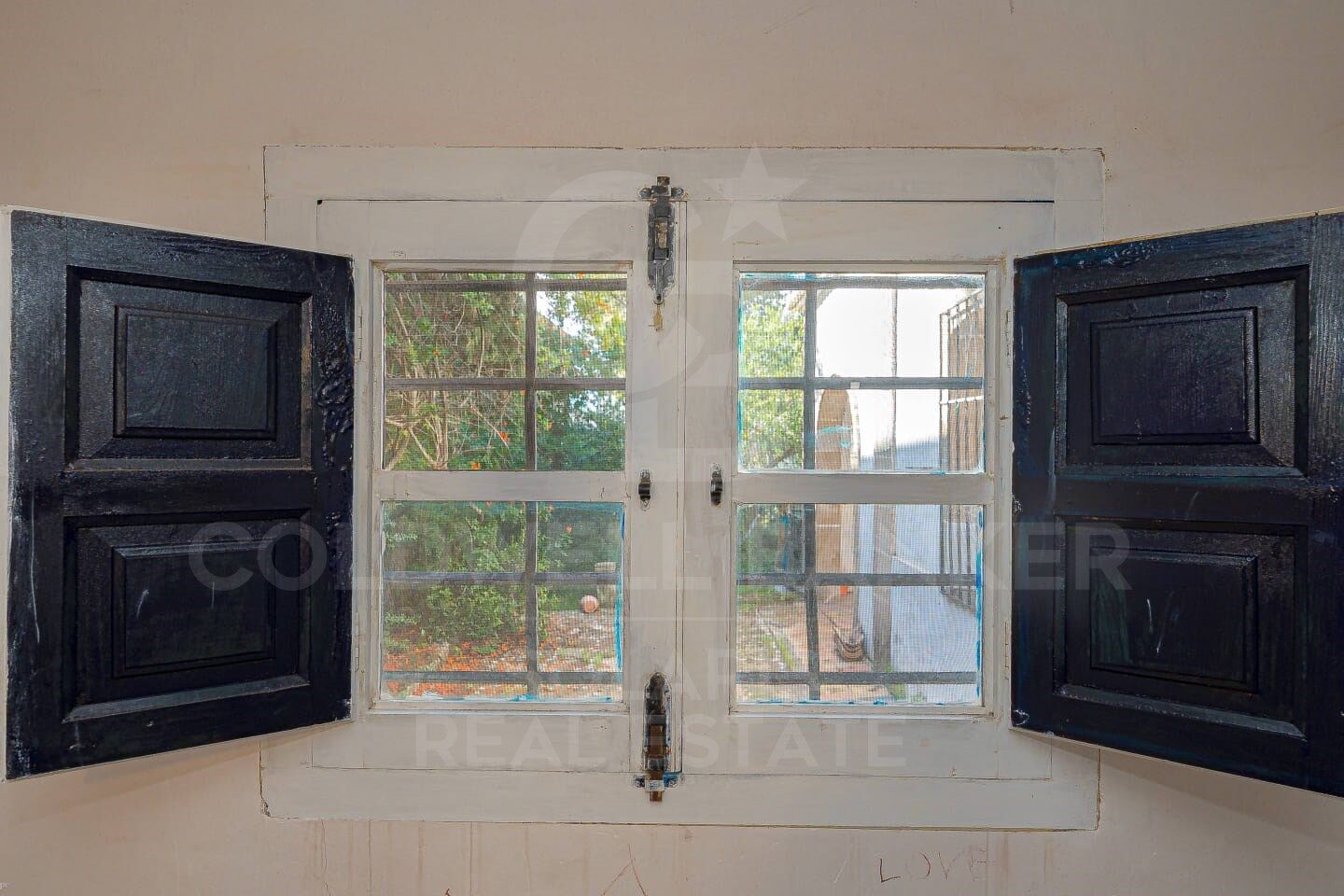 Finca con encanto y amplio terreno urbano en venta en Jávea, a un paso del mar y de todos los servicios